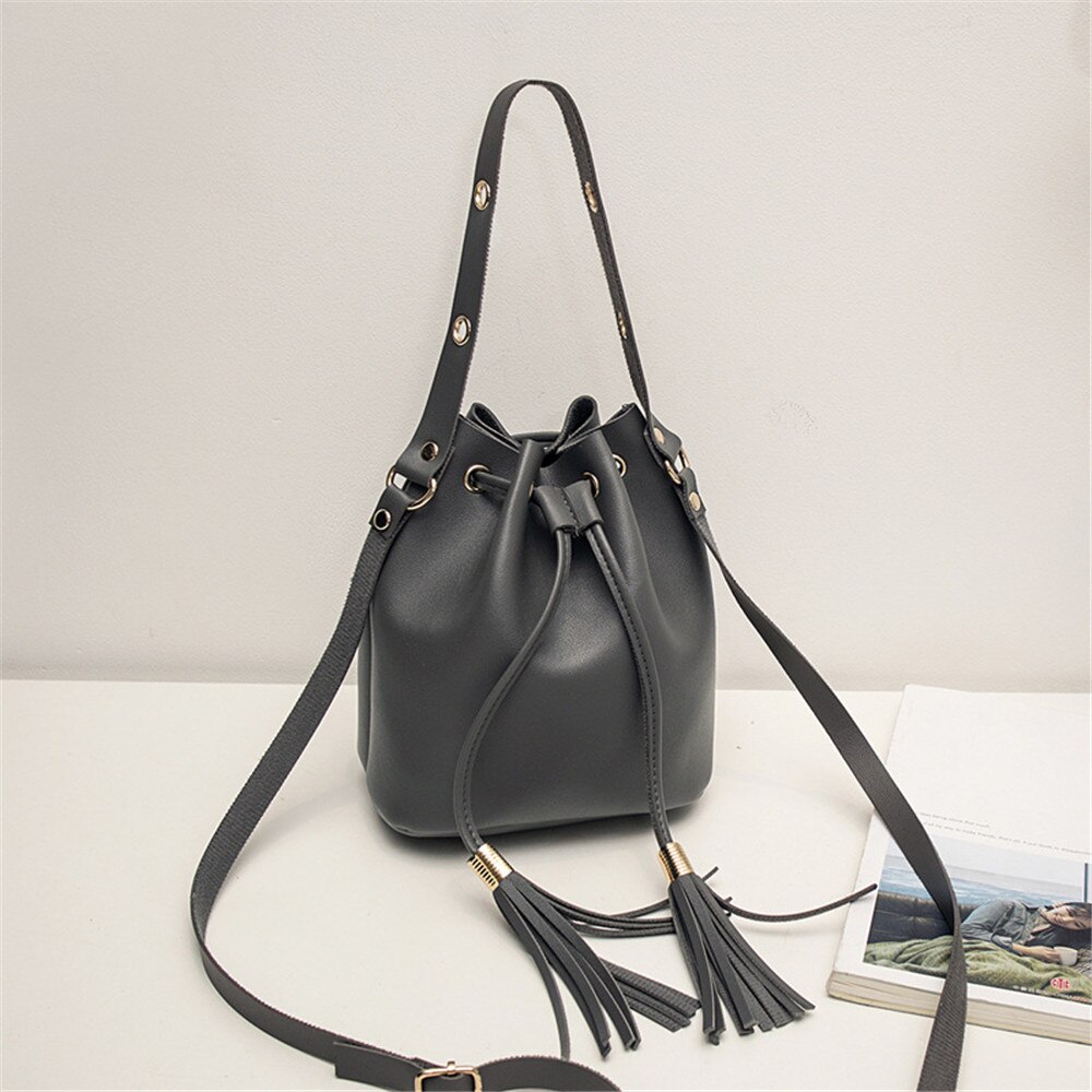 Kleine pu leren bucket bags voor vrouwen, stevige crossbody tassen met kwastjes, reistassen en handtassen voor dames, schoudertassen voor dames: Grijs