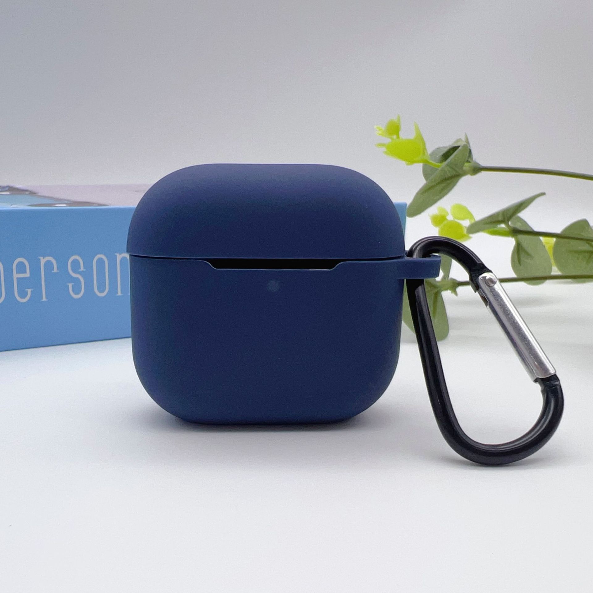 OUIO Funda para auriculares inalámbricos Funda protectora de cobertura total con hebilla colgante, funda para auriculares de gel de sílice para AirPods 4: Azul oscuro