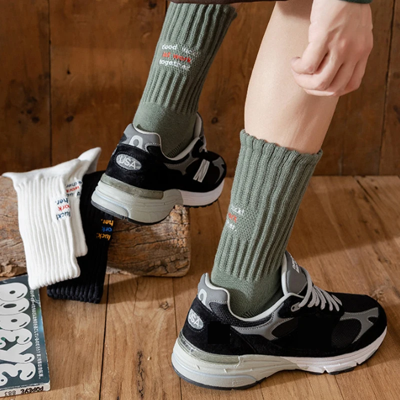 Herrstickade bokstavsstrumpor med medelstora tubstrumpor vintage japanska enfärgade förtjockade sportsstrumpor handduksbotten sportstrumpor för par: Korallröd