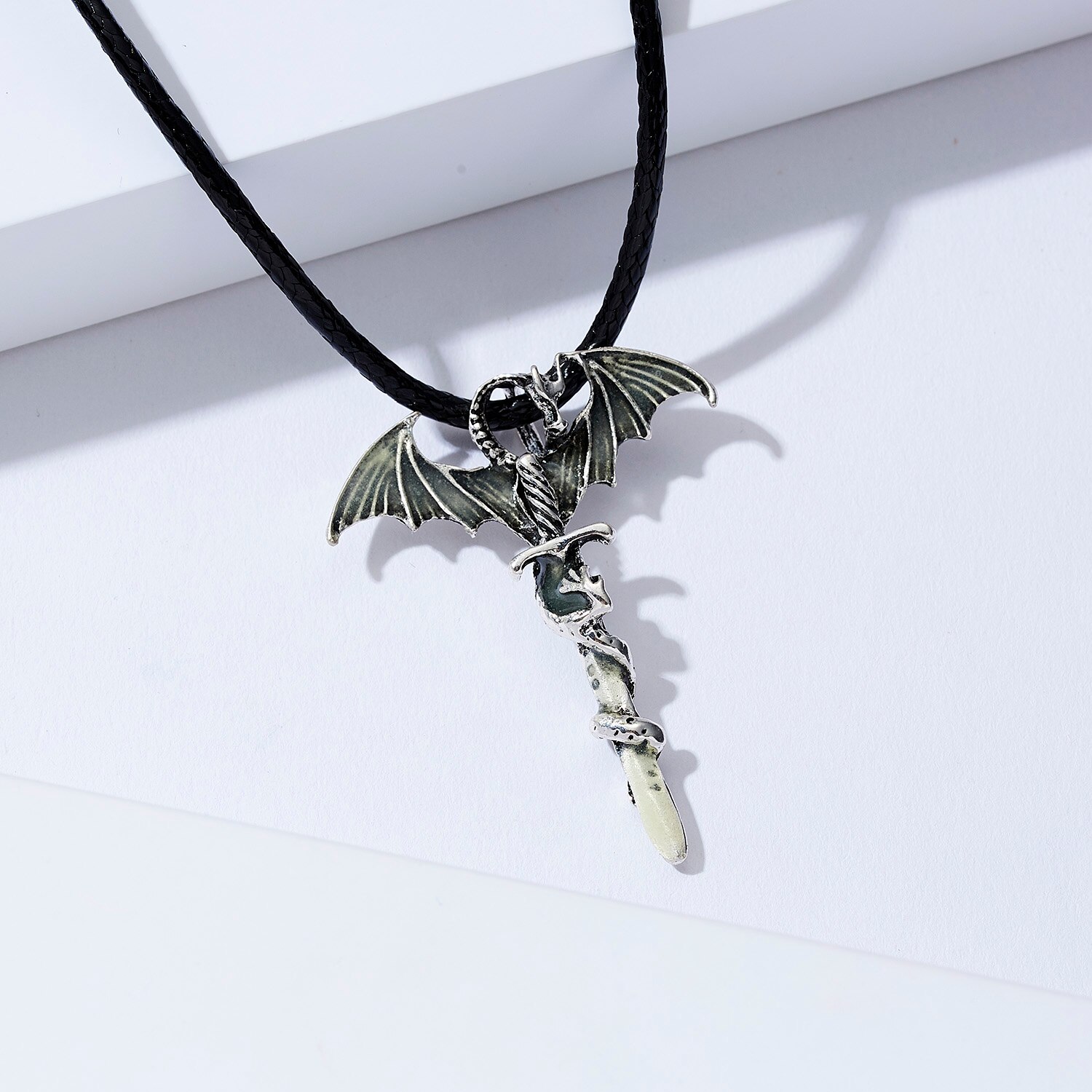 Vintage Glow In The Dark Ketting Zwaard Draak Kettingen Voor Man Metalen Dier Hanger Night Lichtgevende Fluorescentie