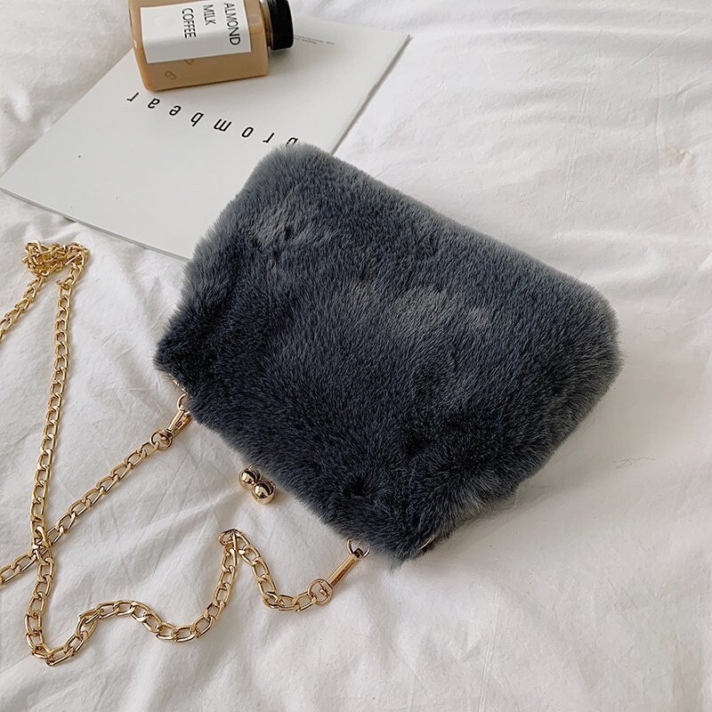 Pochette Soirée Femme En Fausse Fourrure - Forme Nuage Froncé - Sac à Main Peluche - 33 X 17 X 12 Cm - Bandoulière Amovible