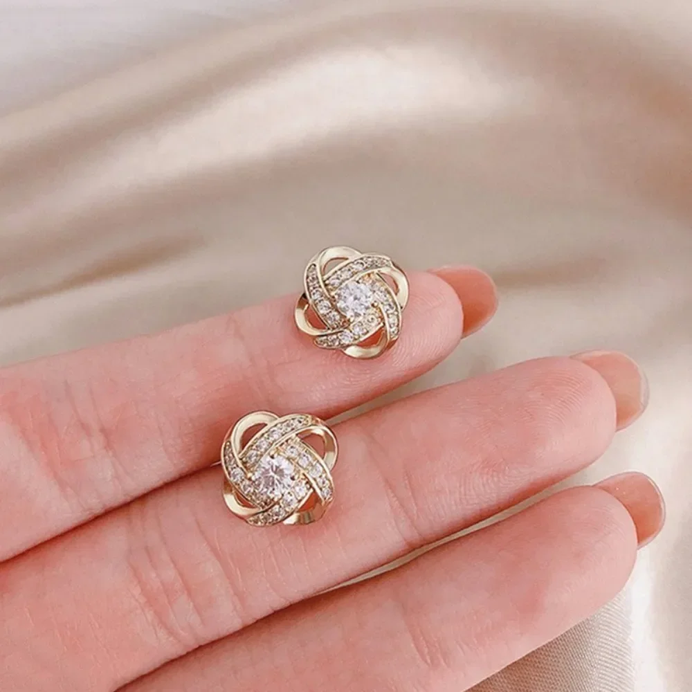 Dames oorbellen met lichte, luxe zirkonia steentjes, eenvoudige kruisvormige holle geometrische oorbellen, prachtige oorsieraden voor bruiloften en feesten.