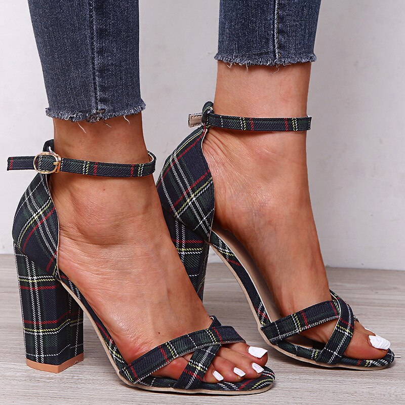 Kvinder sandaler ankel spænde rem sommer pumps kvinde gingham sko med åben tå plus størrelse 43 dame høj firkantet hæl kvinde: Sort / 9
