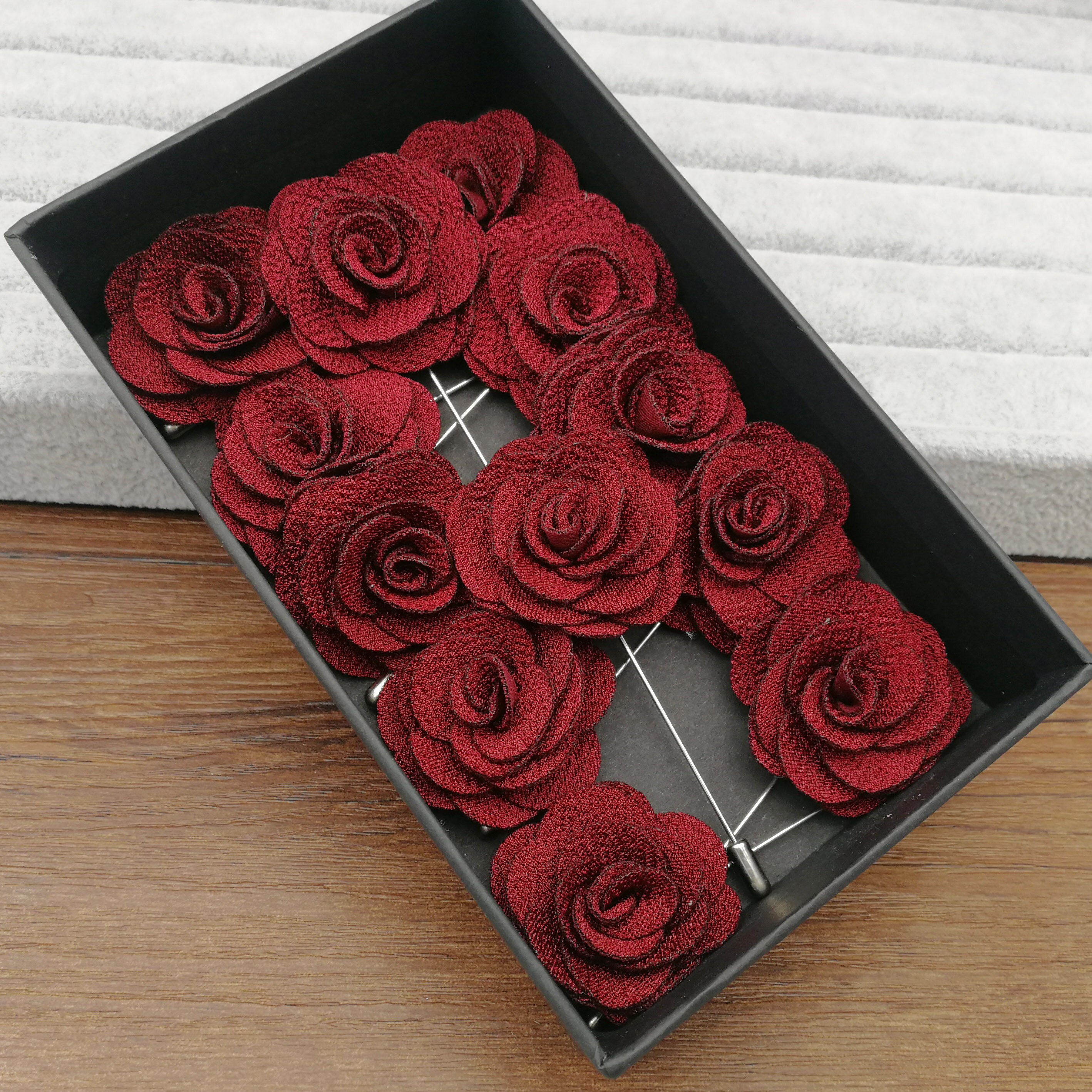 Broches à fleurs en tissu pour femmes, épingles de décoration pour costumes, épingles à revers pour hommes, accessoires pour costumes dans une boîte