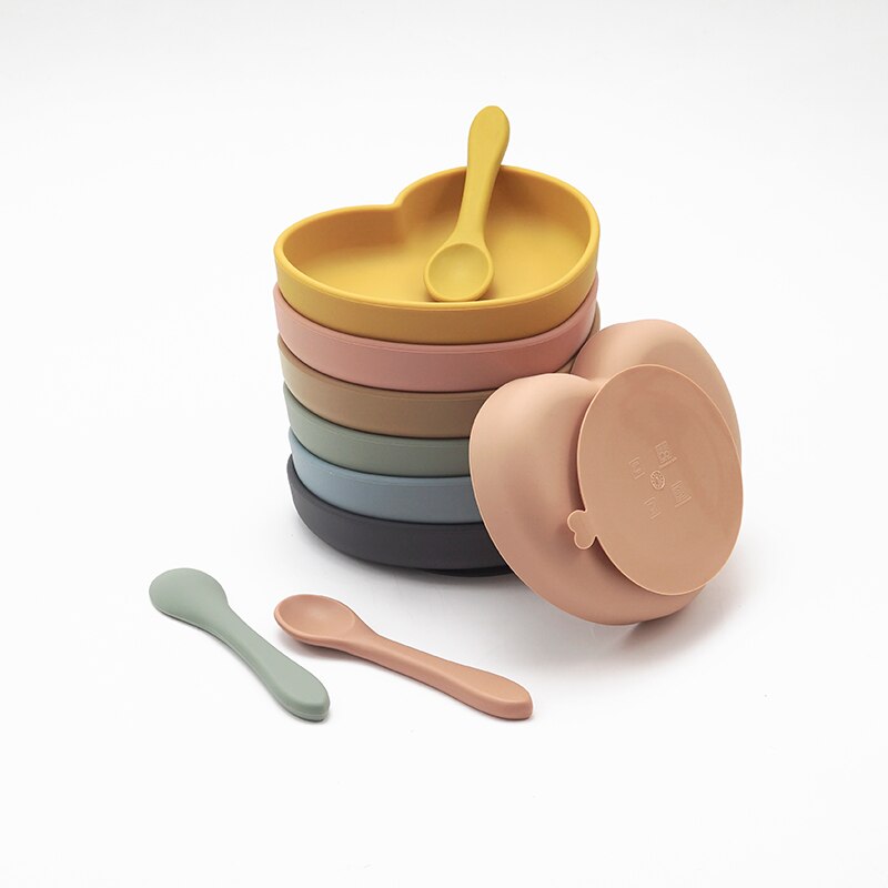 Plato de cena en forma de corazón con succión, juego de alimentación para bebé, cuchara de silicona pura, fácil de limpiar, sin BPA, para Baby Shower, novedad de 2022
