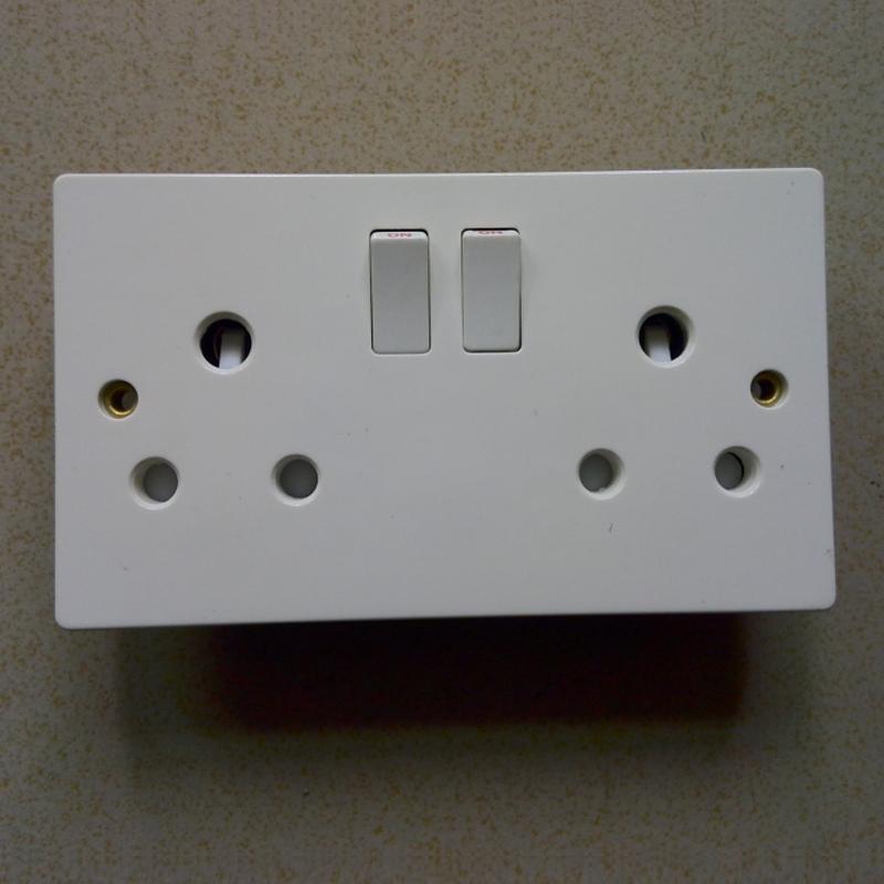 South Africa wall socket, double switch socket, CE approved UK standard wall plastic PC 15A round socket switch