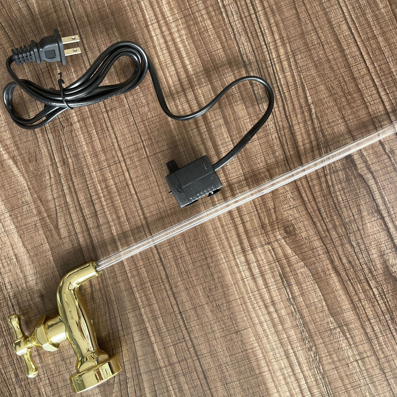 Usynlig rennende tut vannkanne fontene flytende kran fontene nyhetskran til hagedekorasjon i hjemmet: Usb