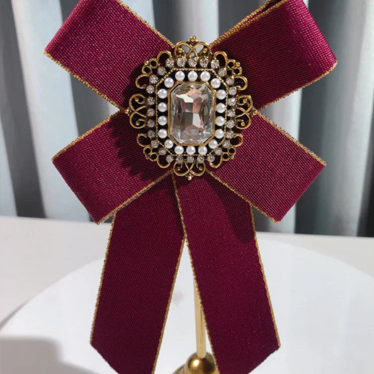 Britse Stijl Stof Strikje Broche Parel Kristal Overhemd Pak Kraag Pinnen Mode Stropdas Broches voor Vrouwen en Mannen Sieraden: Licht Geel Goud Kleur