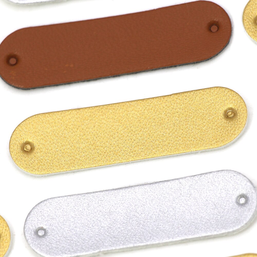 50 stk 45 x 12mm blanke pu læder tags brun / guld / sliver håndlavede strikemærker til tøj 2- huller sy hat label diy håndværk