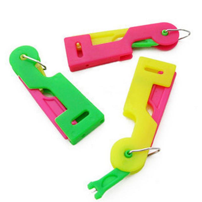 Diy Plastic Naald Threader Apparaat Gids Accessoire Willekeurige Kleur Ouderen Huisvrouw Handige Automatische Hand Machine