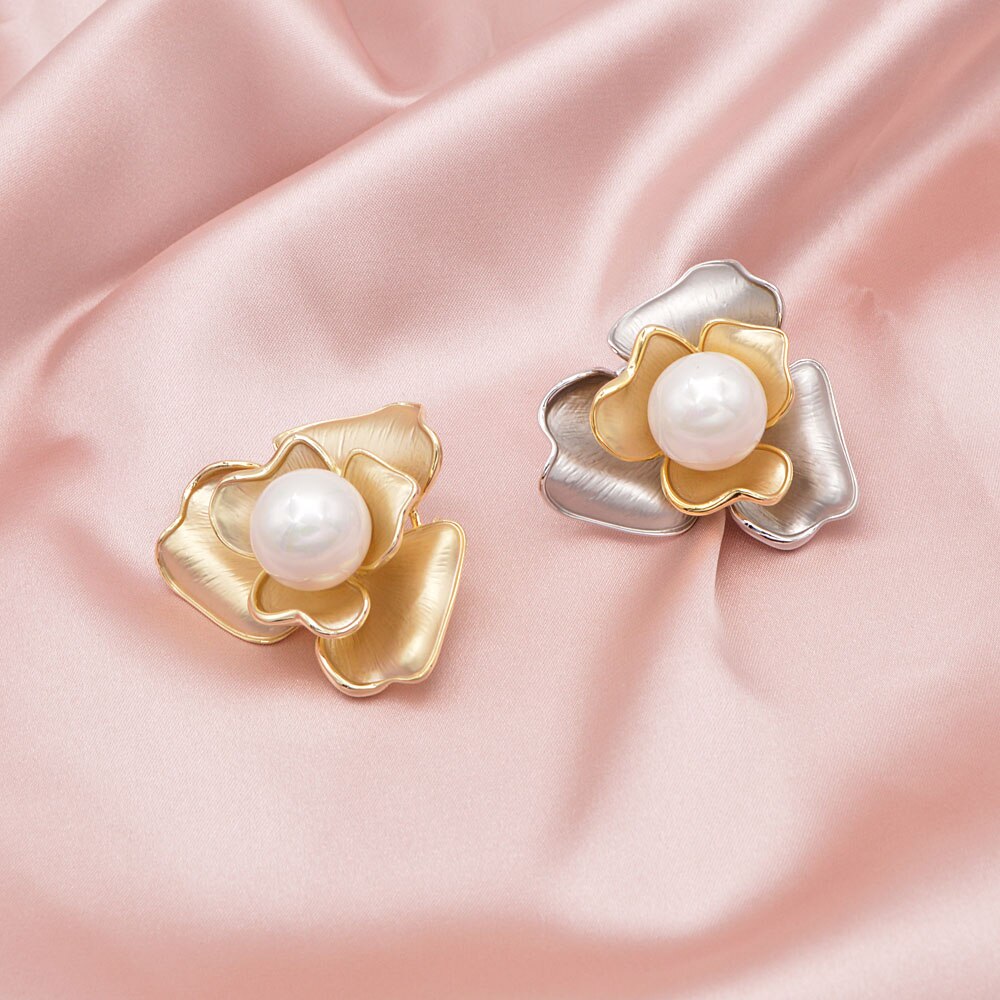 CINDY XIANG Matte Gold Color Pearl Flower Brooches For Women Eegant Luxury Brooch Pin 2 Colors Available High Qualiry