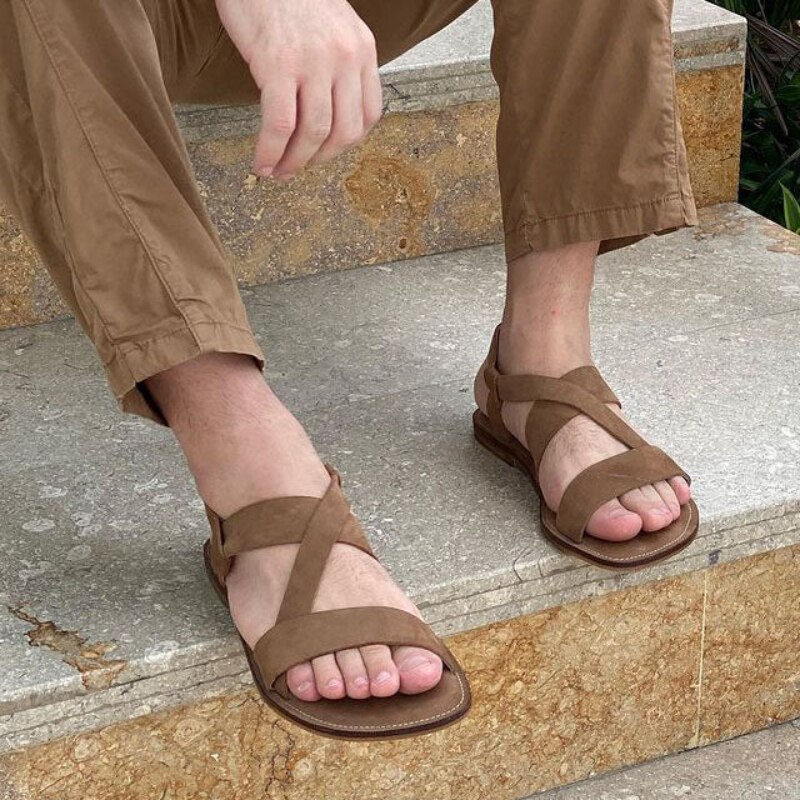 Sandalias de piel sintética para hombre, zapatos de suela plana de ante, Color sólido, para ocio, vacaciones en la playa, simples, ligeras, antideslizantes, clásicas, KA940