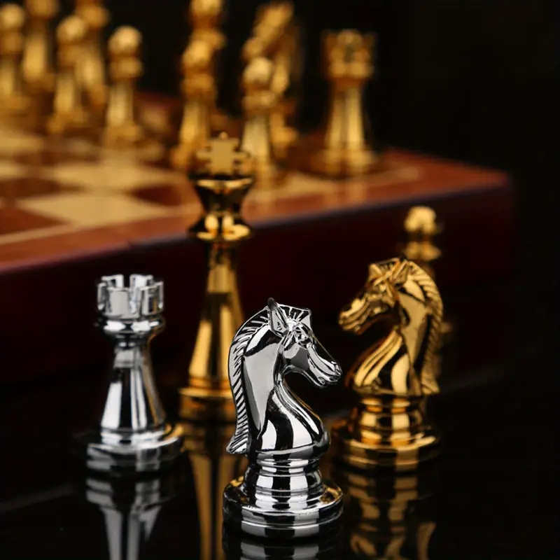 Set di scacchi in legno deluxe da 30 cm/11,8 pollici, pieghevole e portatile, con pezzi in lega di zinco, ideale per vari regali natalizi.