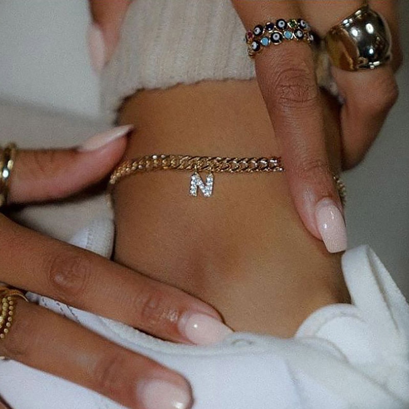 Enkelbandje met gouden letters voor dames, handgemaakt met strass-steentjes en initiaal, met voetketting en sieraden.