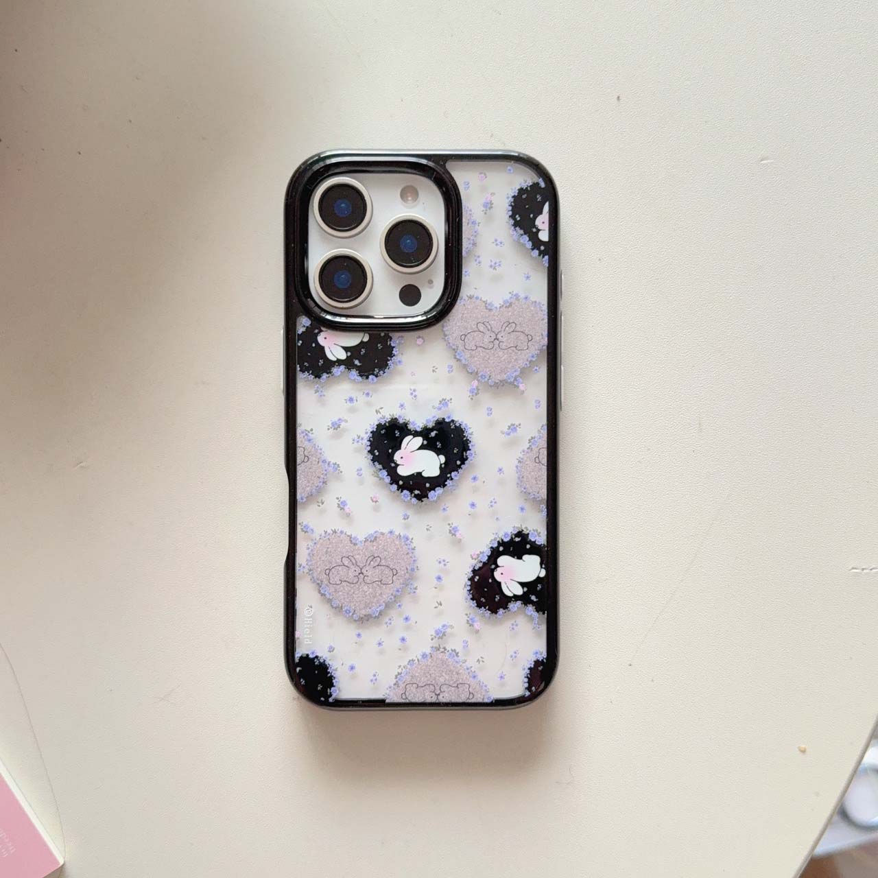 Liebe Kaninchen niedlichen Hasen Blumenschutz Rückseite für iPhone 15 16 Profi Max 13 14 Profi Max Karikatur Handyhülle Anhänger Capa: Schwarz / IPhone 13 Profi Max