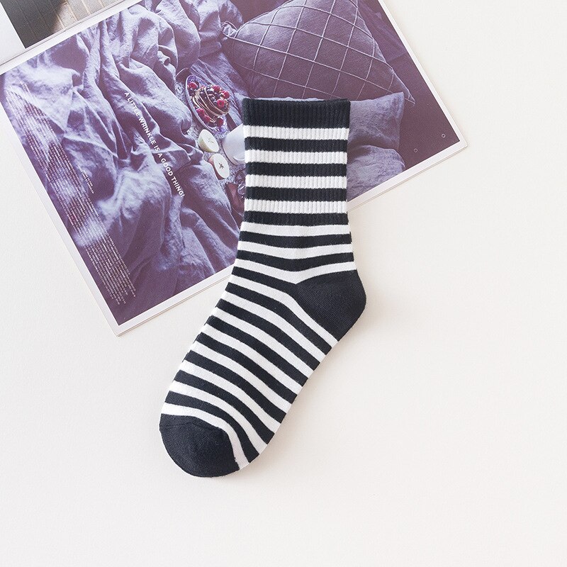 Japanse retro zwart witte koe in de buis persoonlijkheid all-match sportsokken ijs strepen casual trendy damessokken: 11