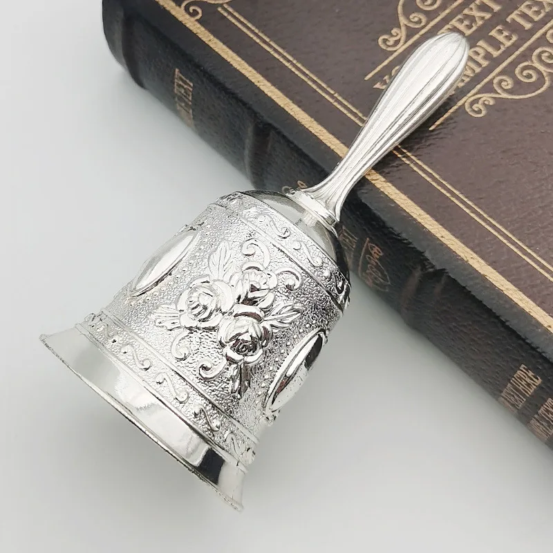 1pc retro tom de metal estilo europeu mão sino artesanato decoração alarme sino artesanato sino de natal vento artesanato de natal: Prateado