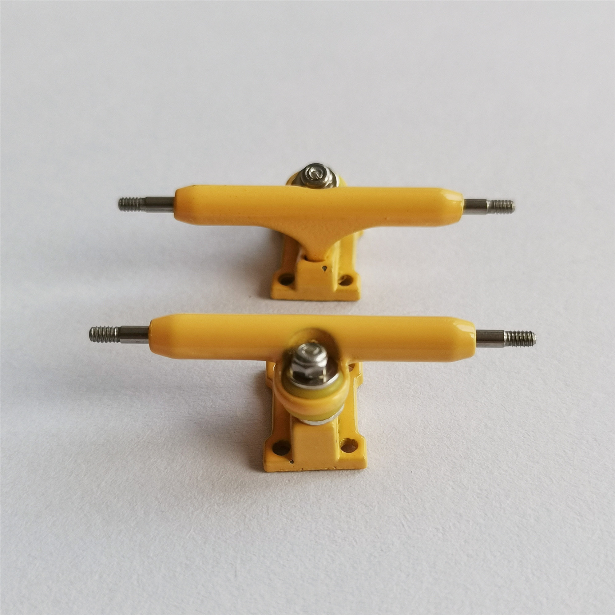Camión de un solo eje con diapasón de 34mm y 32mm para patineta de dedo, Mini monopatín, juguetes para niños: YELLOW