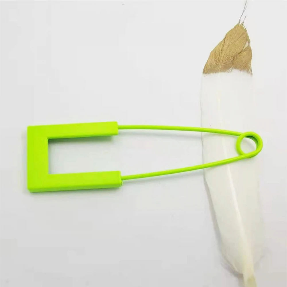 Eenvoudige en verfijnde fluorescerende broche voor truien, pakken, sjaals en hoeden, accessoires voor lieve en schattige dames.: Lichtgele kleur