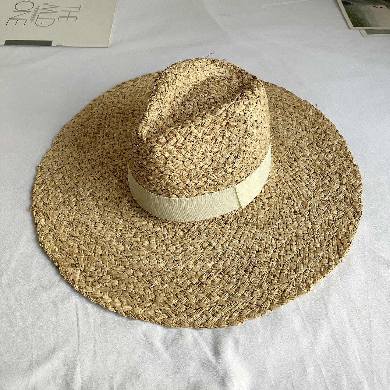Chapéu de palha raffite de jazz de aba grande feminino inglês retro versátil praia protetor solar chapéu hepburn estilo senhora francesa