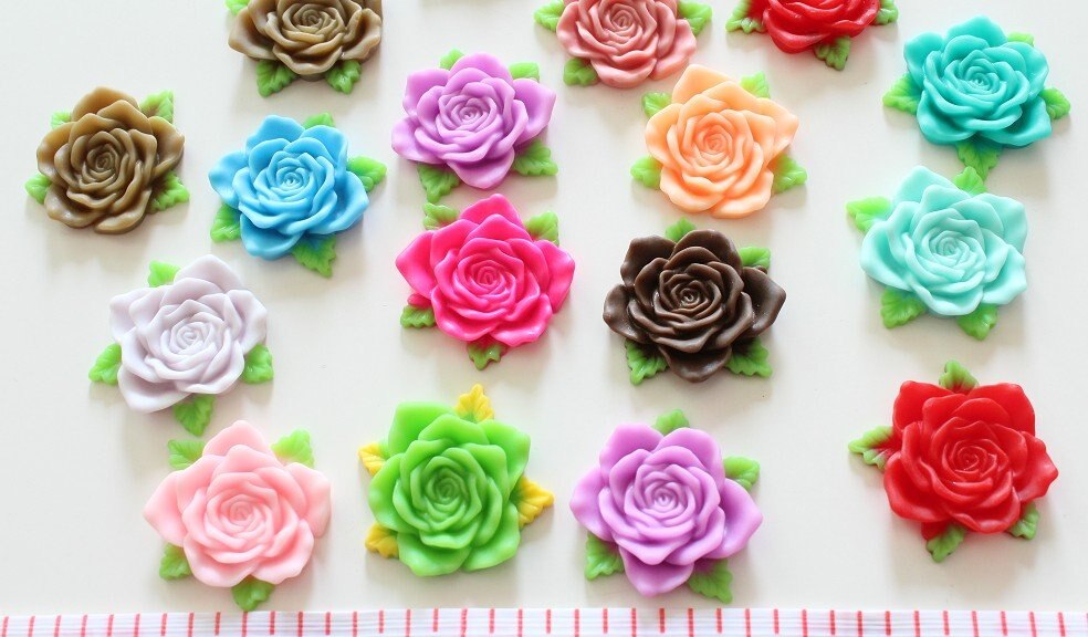 10 stuks Resin grote gemengde rose met bladeren Cabochons (40mm) Mobiele telefoon decor, haar pin, ringen DIY D25