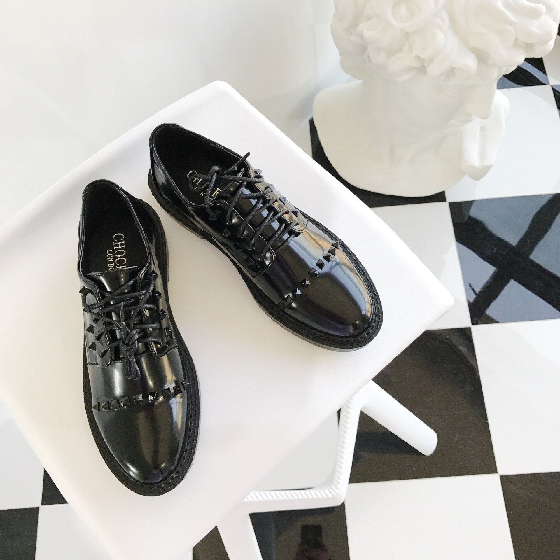 Zapatos clásicos con remaches de Preppy para mujer, calzado punk de cuero grueso, tacos de encaje con punta redonda británica, Oxford, planos de charol para mujer