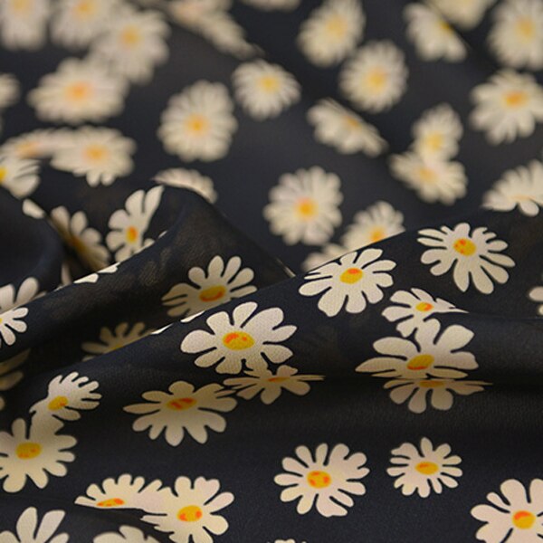 Good dracing pure crepe georgette de seda estampado de flores de tela sobre base negra, SCG642