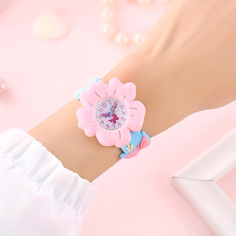 Reloj lindo de dibujos animados de flores y mariposas en 3D para niñas: PVC suave, correa de silicona agradable para la piel, movimiento de cuarzo, no resistente al agua