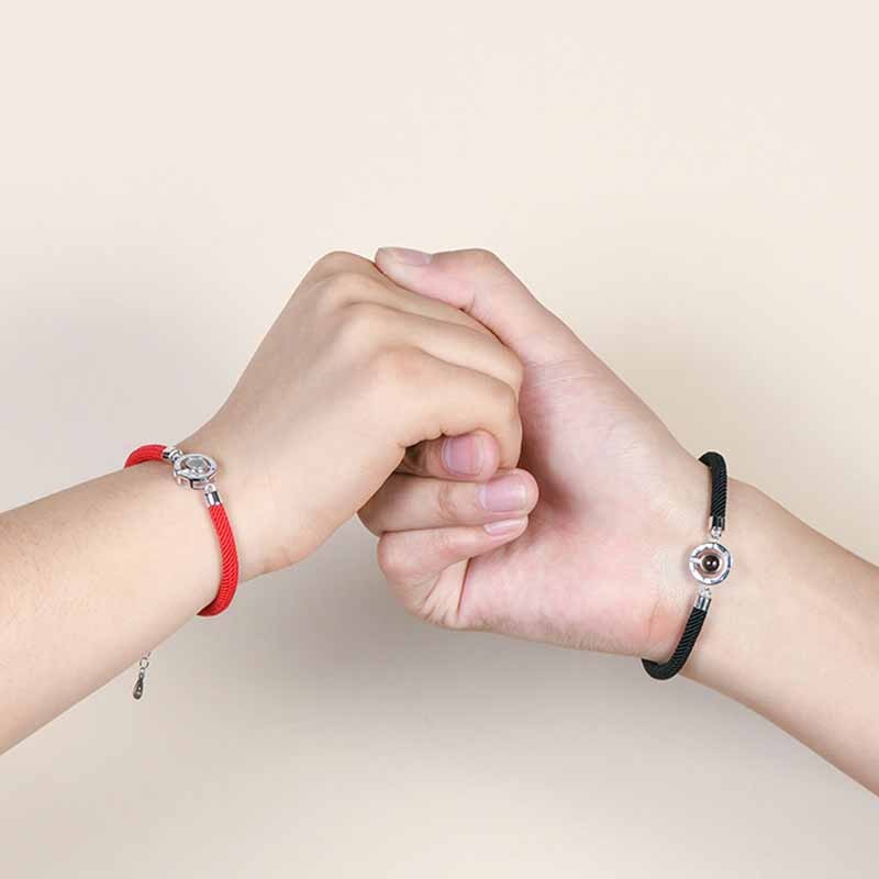 Pulsera de cuerda hecha a mano roja de la suerte para los hombres de las mujeres pareja de amantes románticos de la 100 idioma te amo pulsera de proyección