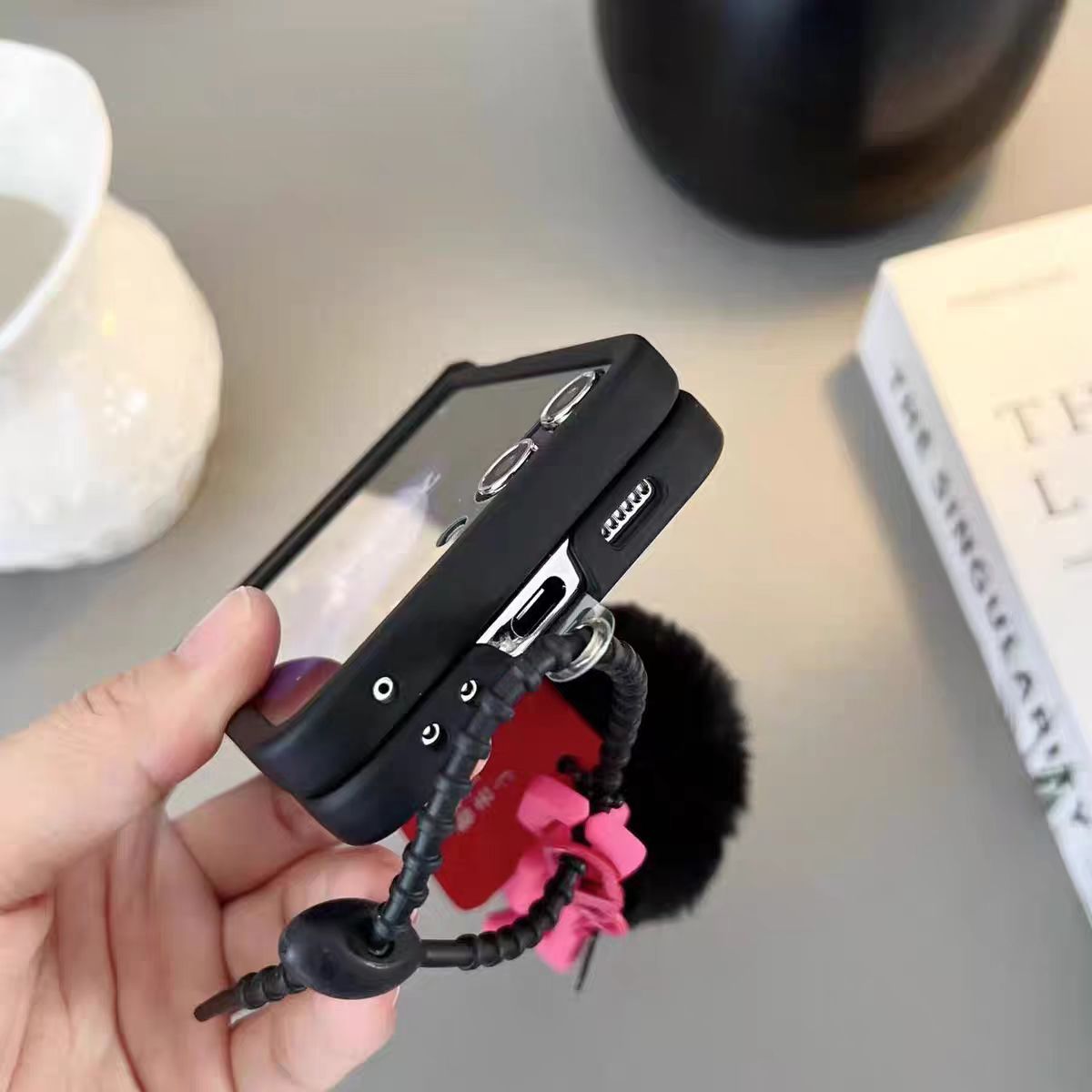 Leuke Zwarte Kolen Bal Pluche Armband Telefoon Case voor Motorola Moto Razr 40 ultra Razr 60 50 Razr 2023 2024 Scharnier beschermhoes