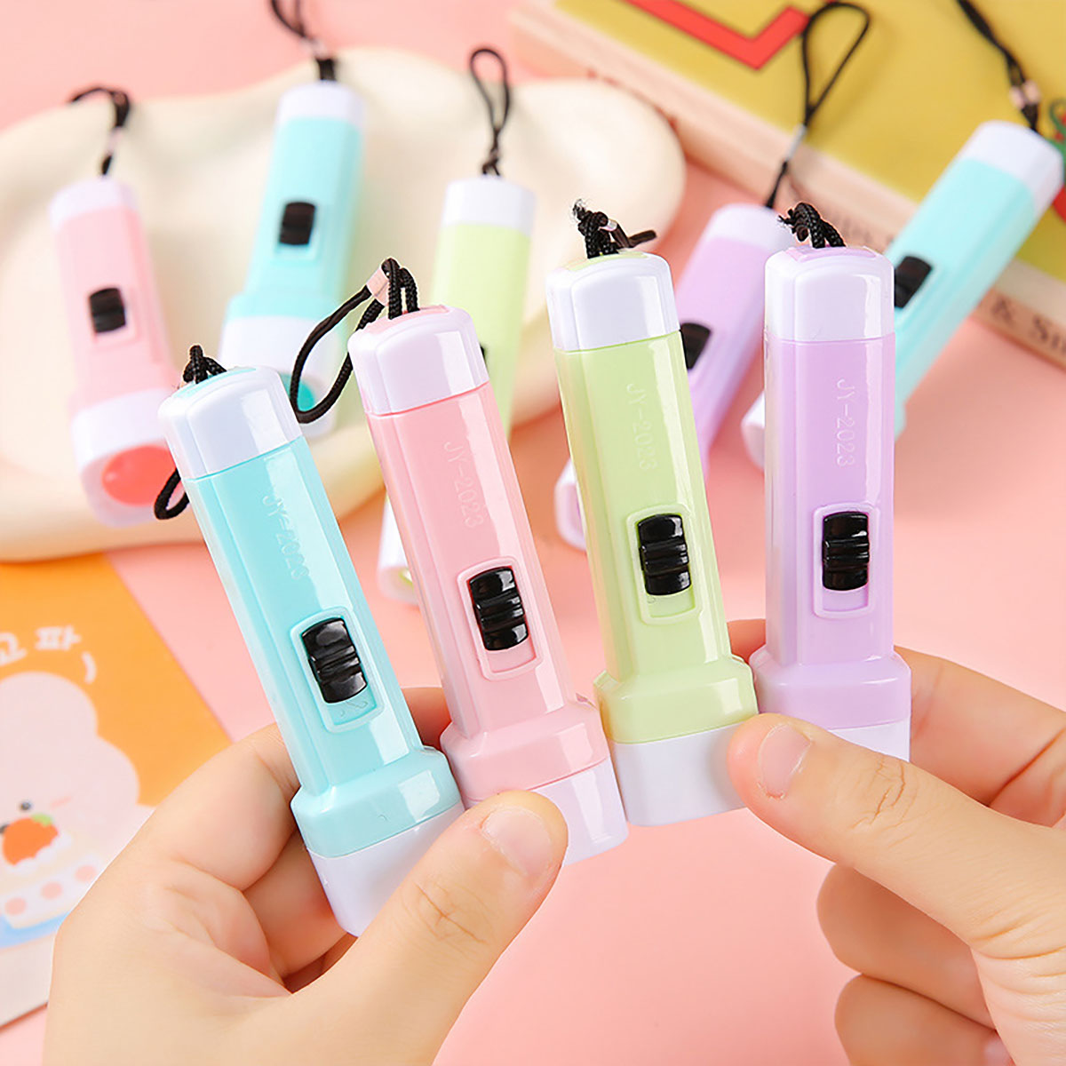 12/24 Stück LED Mini Taschenlampe Kindergeburtstag Party Hochzeit Gastgeschenk Halloween Weihnachten Karneval Partybevorzugung Dekoration
