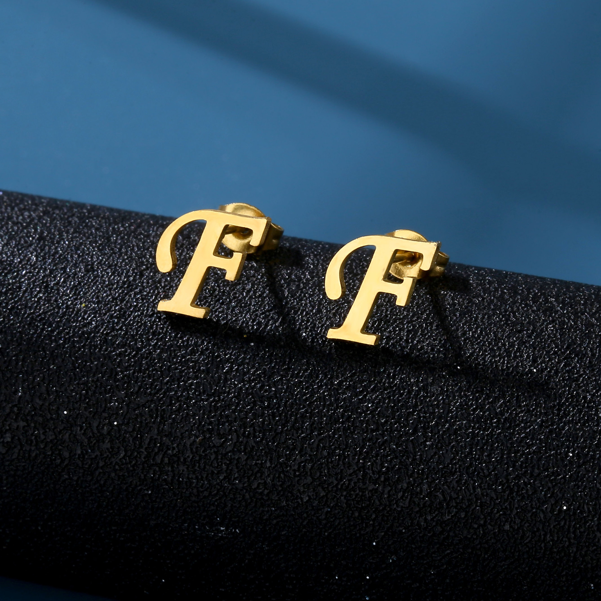 Boucles d'oreilles en acier inoxydable avec lettres initiales minuscules, à la , A/B/C/R/T, 26 lettres de l'alphabet, bijoux pour femmes et amis: Couleur jaune clair