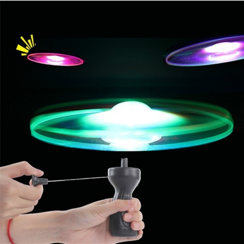 Ankomster sjovt spinnende flyer lysende flyvende ufo led lys håndtag flash flyvende legetøj til børn udendørs spil farve tilfældigt