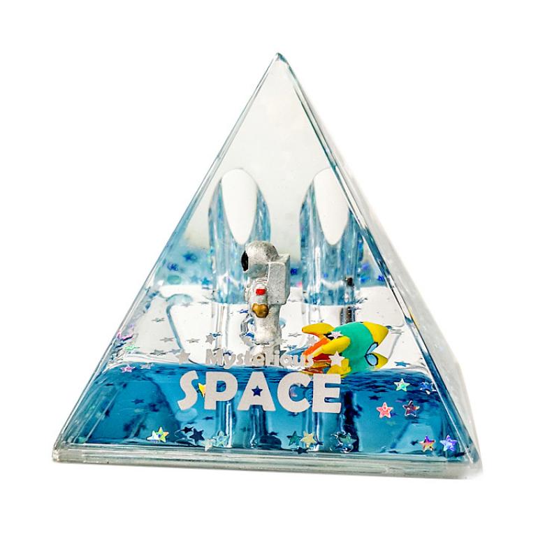 Modern simple floating liquid quicksand astronaut astronaut oil leakage paperweight pen holder TV cabinet living room decoration