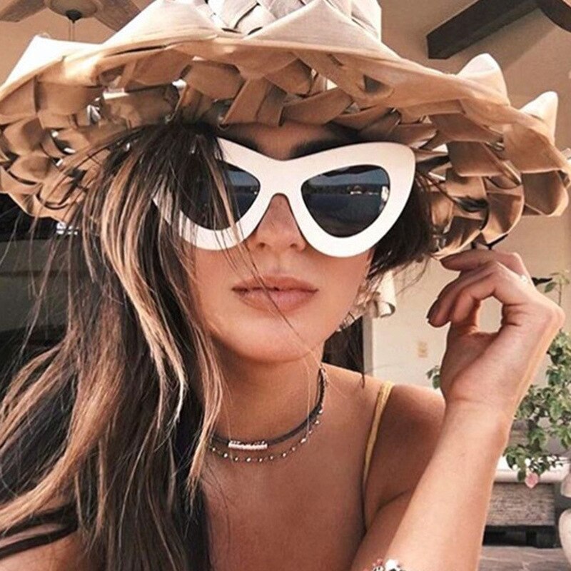 Vintage Style THICK Cat Eye Sunglasses - VAMPY KITTI Lux Pinup Fashion For Women - UV400 Protection - Gradient Lens