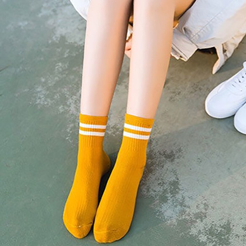 Unisex retro stil bomuld åndbare mid tube sokker ensfarvet stribet koreansk stil komfortable strikkede sokker: Gul