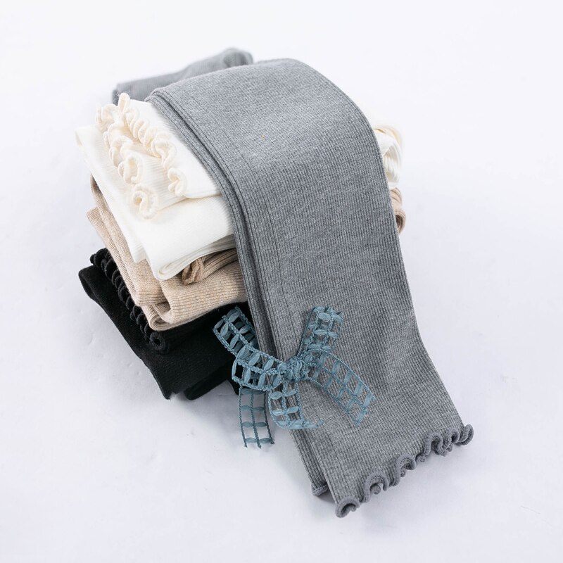 Cute girl hollow bow knot orecchie di legno pantaloni a nove punte primavera e autunno leggings slim per bambini a sezione sottile verticale sottile