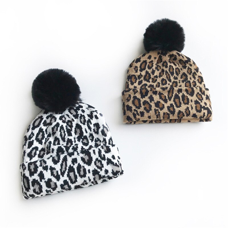 Chapeaux imprimés léopard pour femmes, casquette d'hiver en fourrure tricotée, accessoires de photographie chauds pour filles, chapeau tricoté mignon avec pompon, casquette de Ski chaude