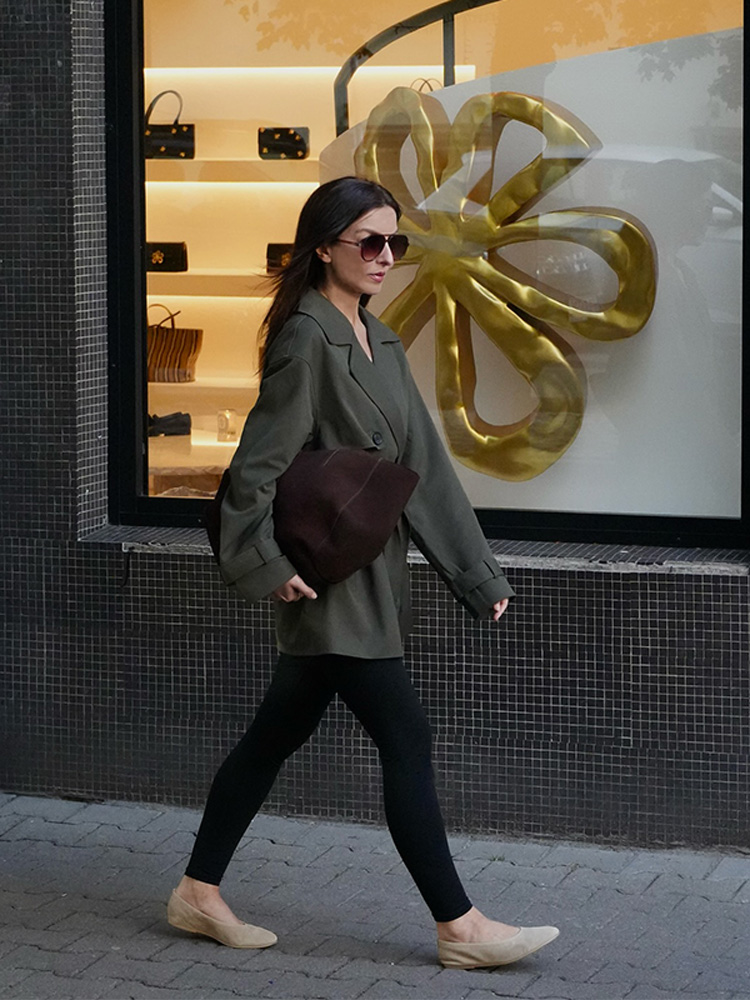 Dames donkergrijs halflange trenchcoat revers nek dubbele rij knopen gordel jas met volledige mouw herfst elegante tijdloze bovenkleding
