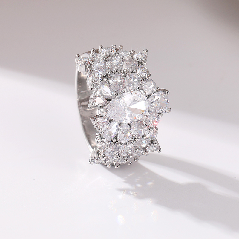 Los anillos de compromiso de mujer elegantes y brillantes son la decoración perfecta para banquetes festivos creativos y exquisitos.