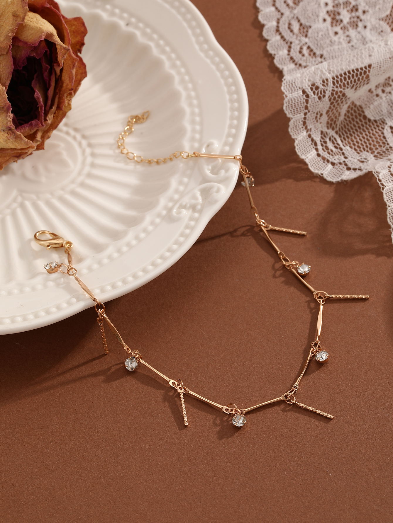 Eleganti cavigliere con zirconi e fiori di perle per le donne Sandali tutto'uncinetto a piedi nudi Gioielli per piedi Cavigliera per gambe sui braccialetti per piedi Catena per gambe