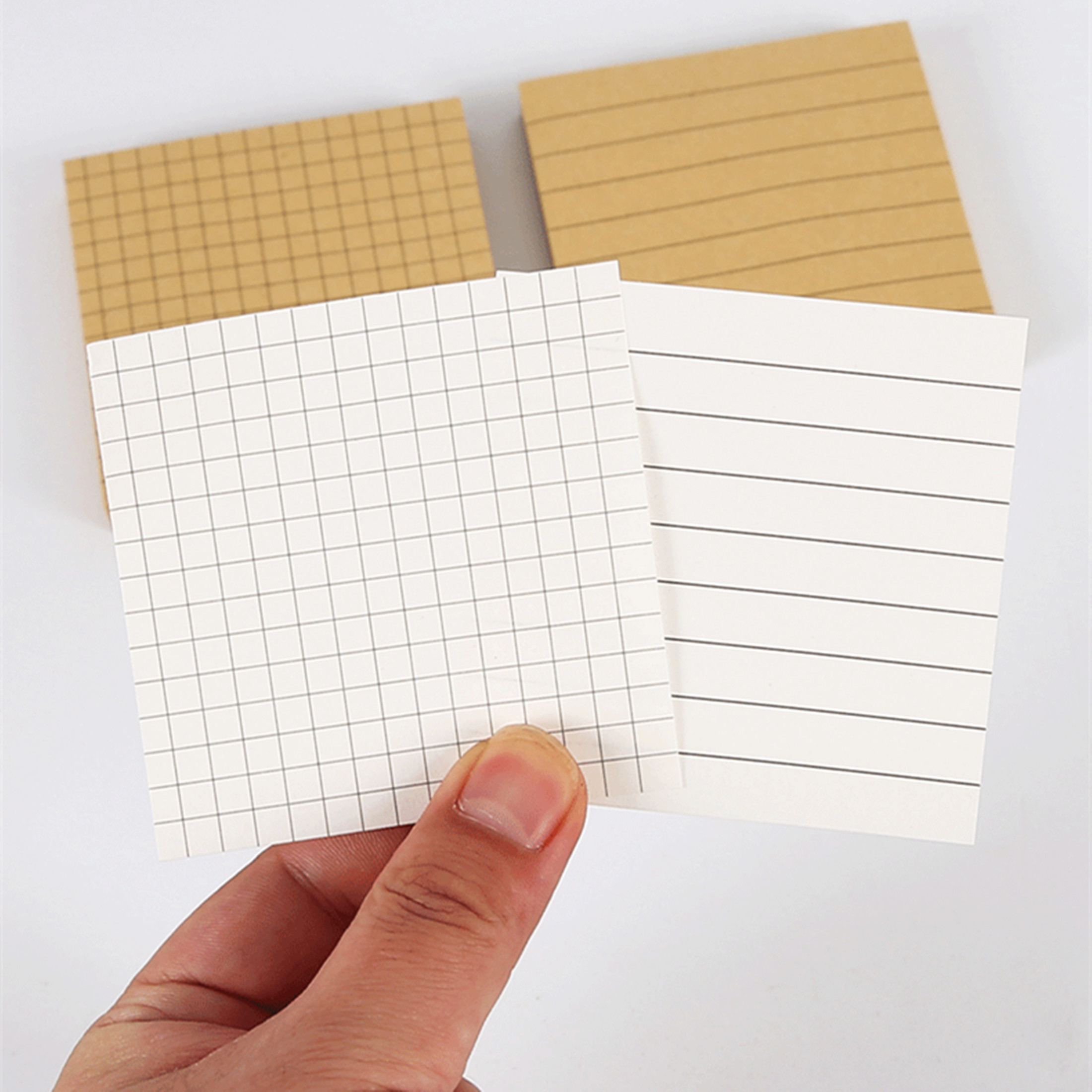 Lees n keer en plak witte kraftpapier plaknotities. Studenten kunnen plakbriefjes afscheuren