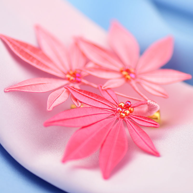 Broche de hoja de arce DIY corona Kit joyería hecha a mano Collar antiguo Botón de seda rosca broche 1 Uds Decoración
