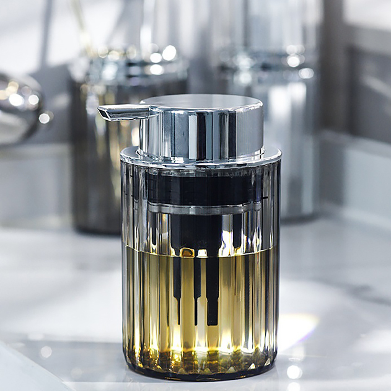 Käsien vaahtoava saippua-annostelija kylpyhuoneeseen nestemäinen saippuamousse-pullo, täytettävä keittiön painettava astianpesuainesäiliö