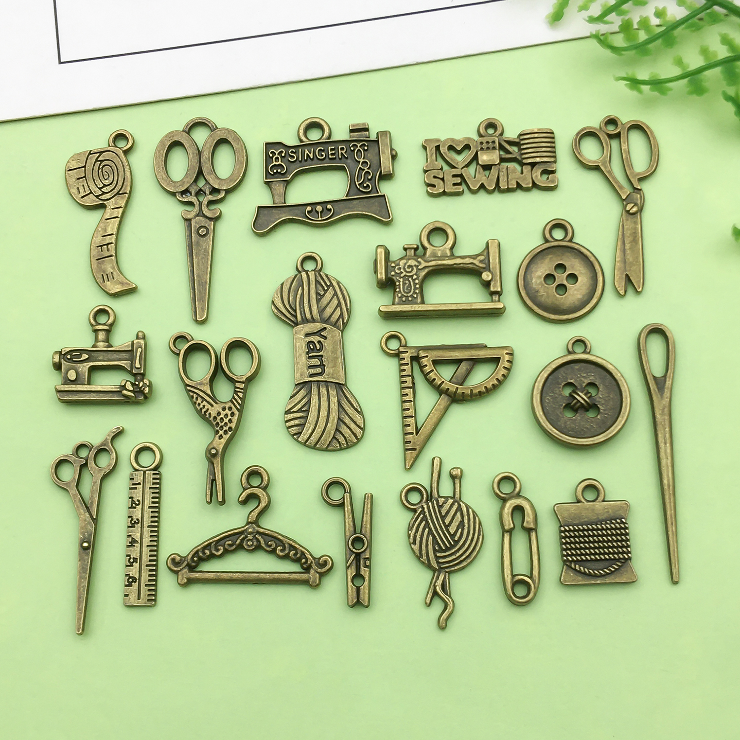 20/100 pièces outils de couture Vintage breloques ciseaux en alliage, boutons, Machine à coudre, pendentif de canette pour accessoires de fabrication de bijoux à bricoler soi-même: COULEUR OR ROSE