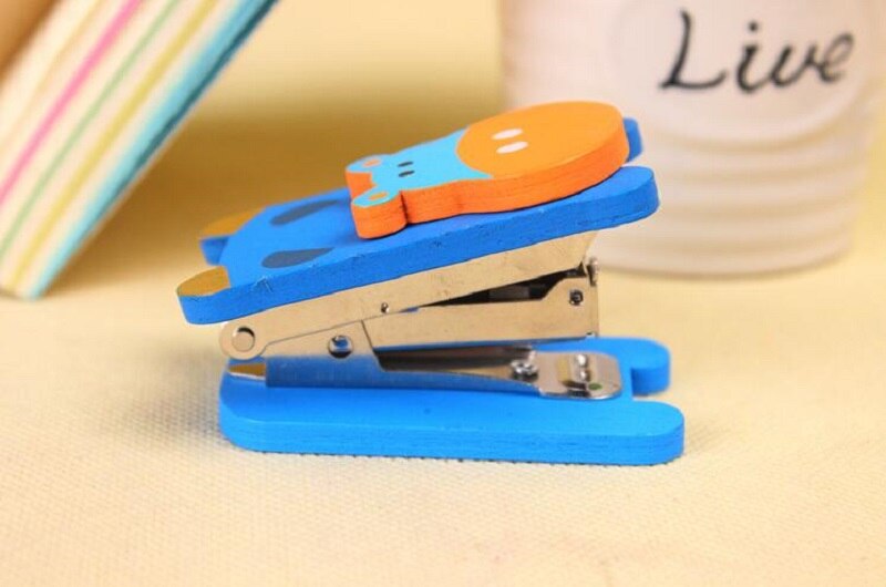 HKYSHP Korea creatieve briefpapier leuke cartoon Houten geschilderd nietmachine mini nietmachine school kantoorbenodigdheden: blue