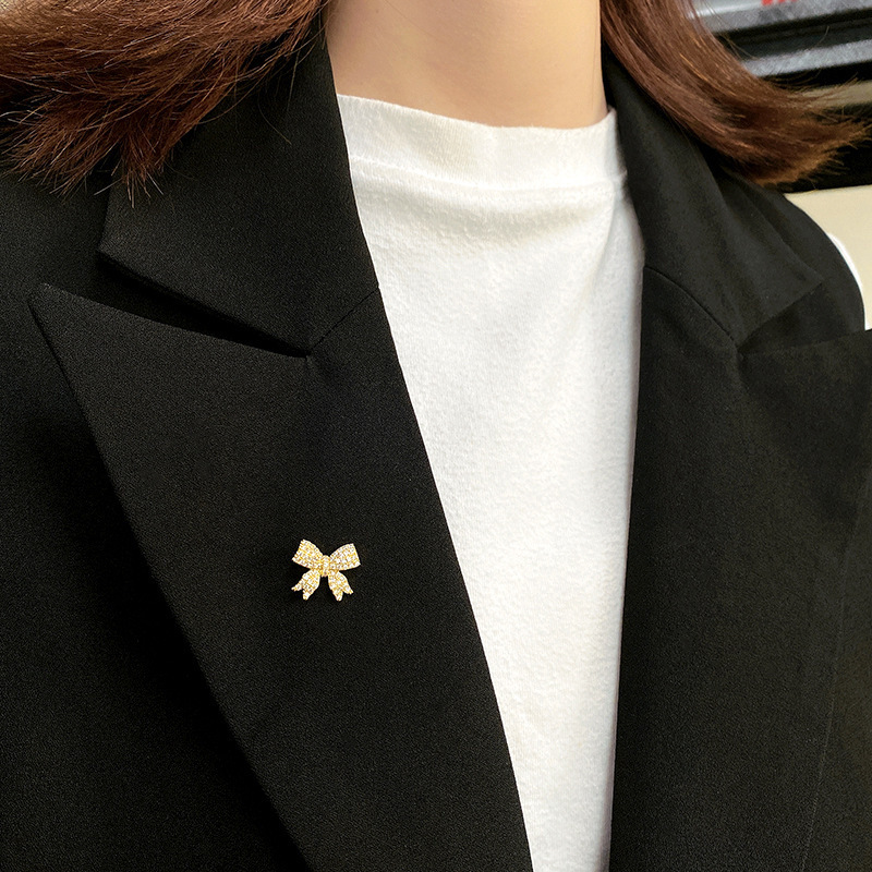 Broches para mujer, Pin de solapa antideslumbrante de Metal, alfileres fijos para ropa, suéter, abrigo, accesorios de ropa, broche, lazo bonito a la