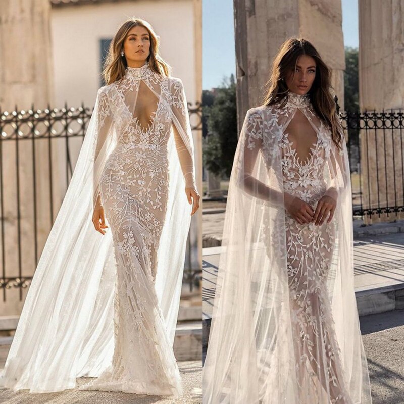 Vestido de noiva estilo capa com apliques em rendas brancas e marfim