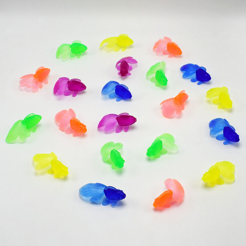 10 teile/los Weiche Gummi Gold Fisch Baby Bad Spielzeug Kleine Kunststoff Simulation Kleine Goldfisch Wasser Spielzeug Spaß Kinder Schwimmen Strand spielzeug