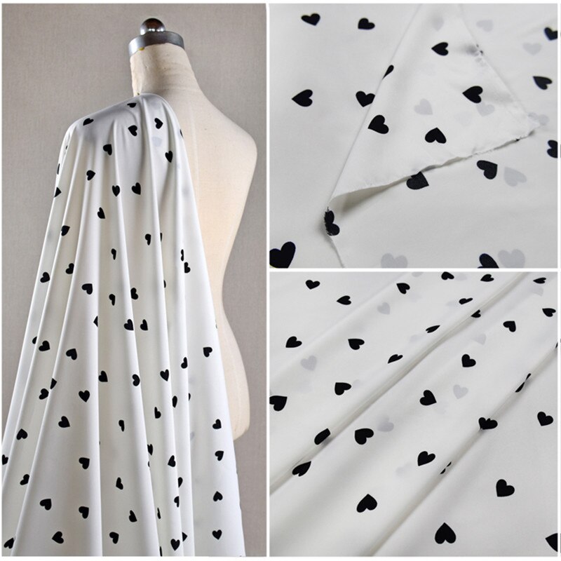 Meio metro 2020 nova chegada primavera verão fundo branco com amor coração impressão plana cetim tecido para vestuário vestido de moda t1358